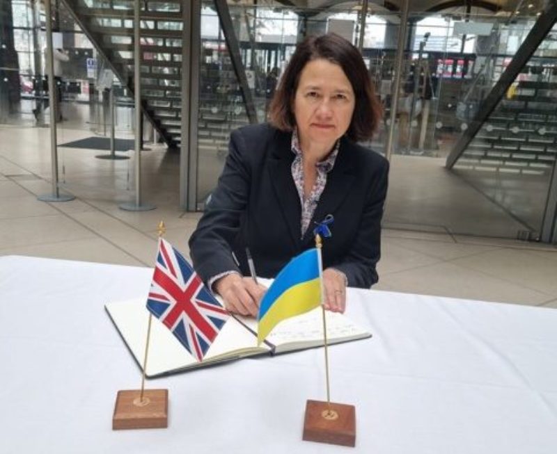 Signing the book of solidarity from the UK Parliament to our allies and colleagues in the Ukrainian Parliament. 